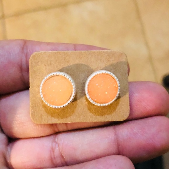 Bundle of 4 pairs crushed stone stud earrings - Picture 3 of 5